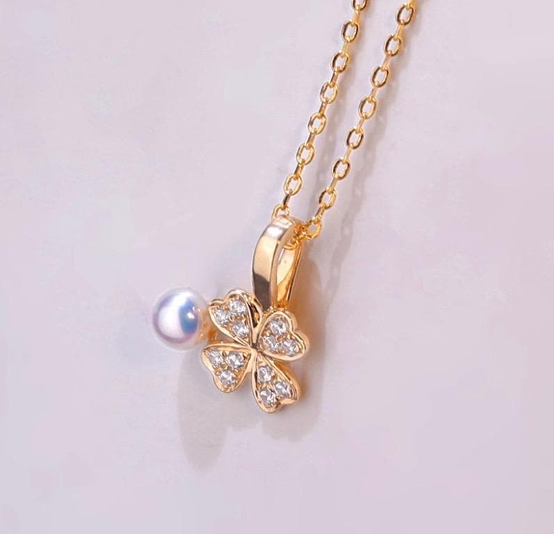 Law Clover Charm 18K yellow gold pendant with 8mm clover and 4-4.5mm Akoya pearl topped with zirconia