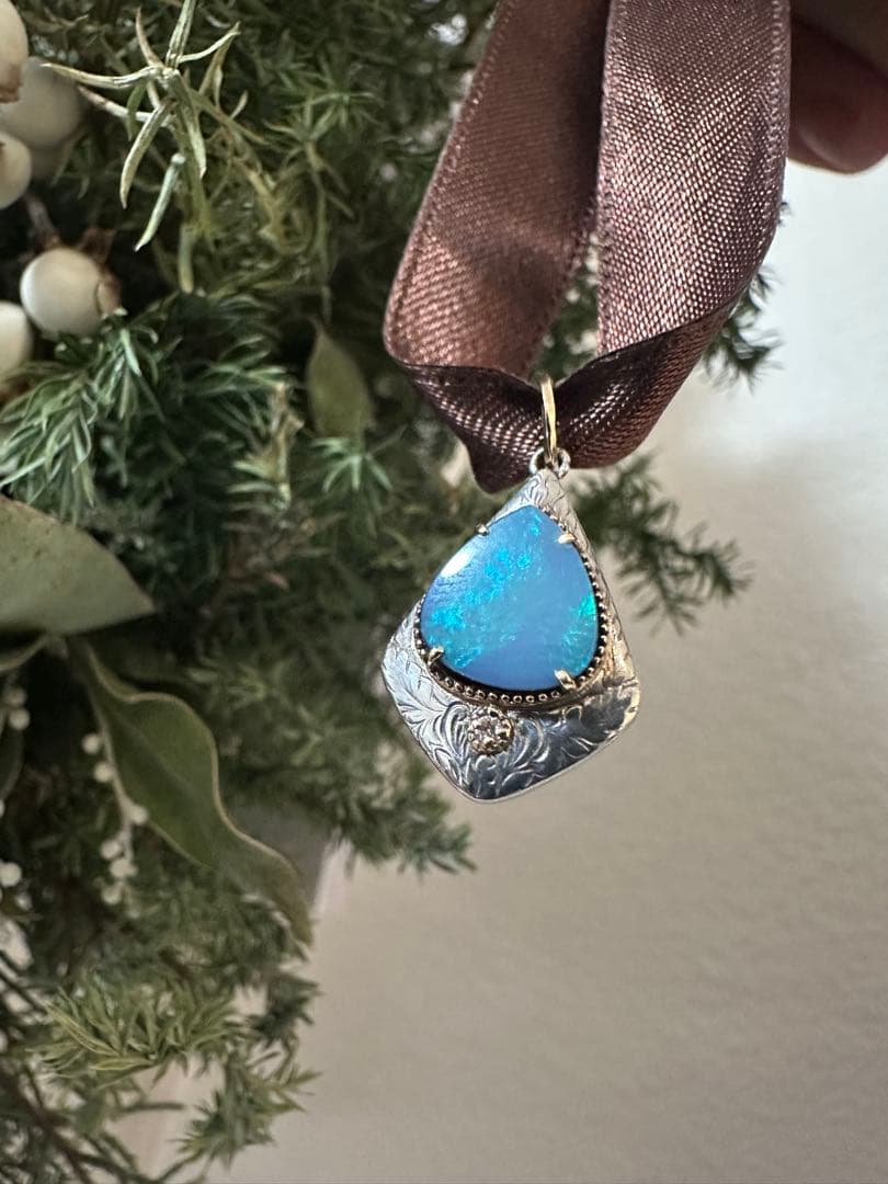 Agete charm made of K10 silver featuring opal and 0.008ct diamond measuring 1.25 by 2.3 cm