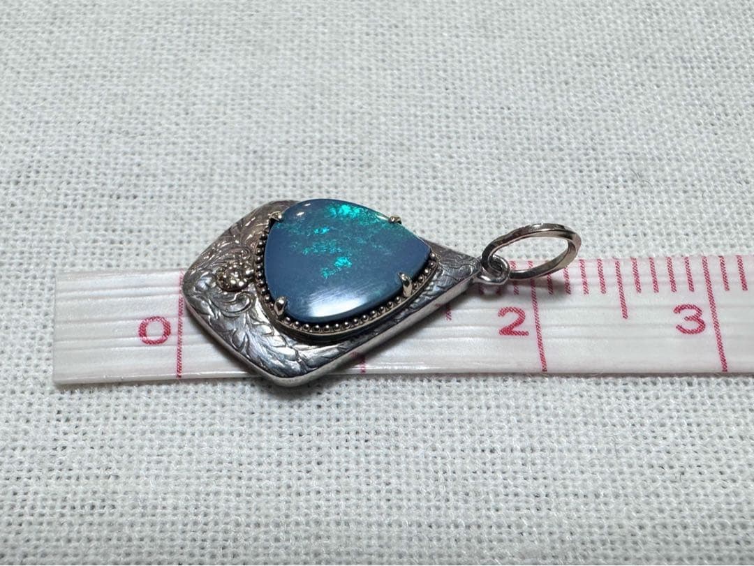 Agete charm made of K10 silver featuring opal and 0.008ct diamond measuring 1.25 by 2.3 cm