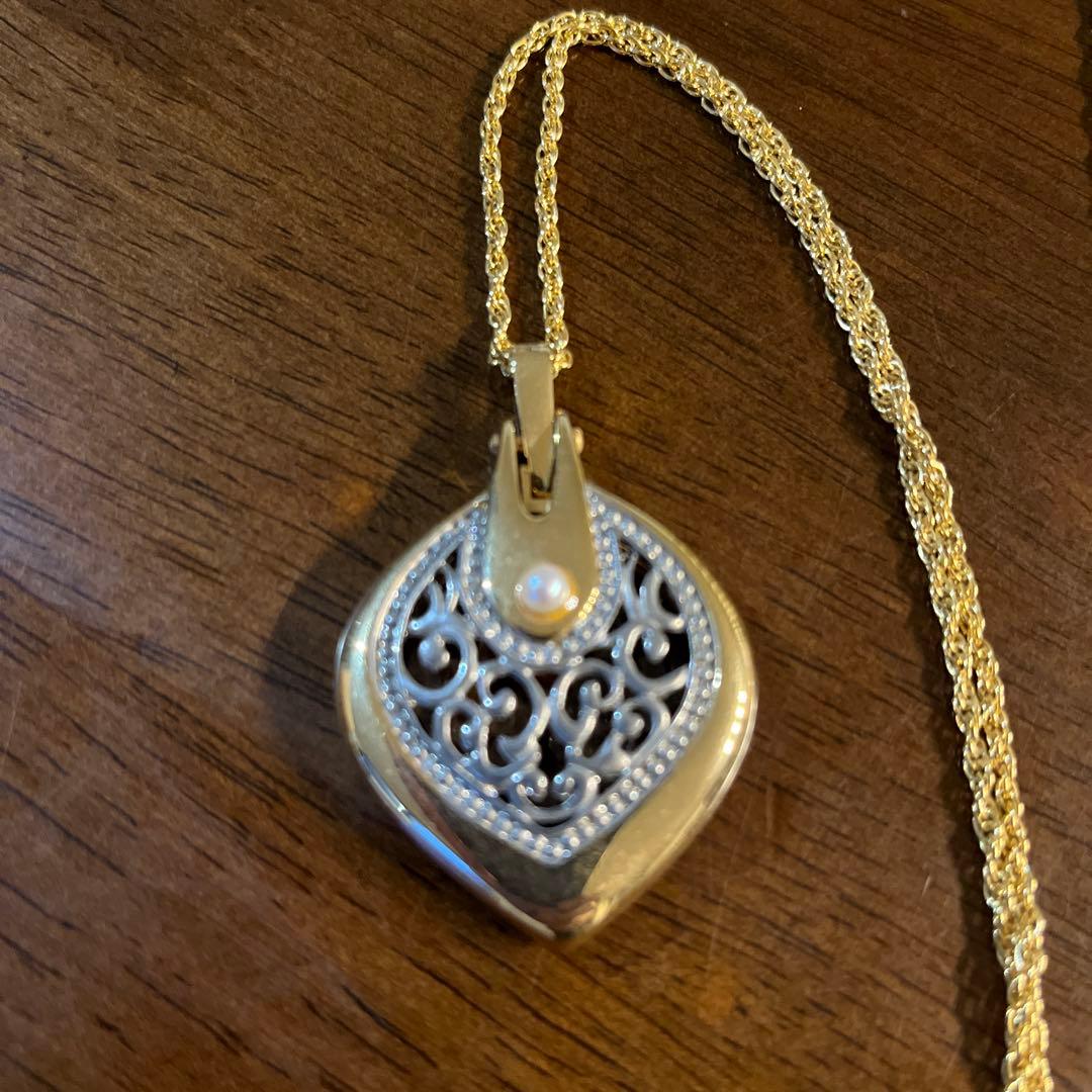 Mikimoto Loupe Pendant Pearl Necklace with a single white pearl and gold chain shown on a white background