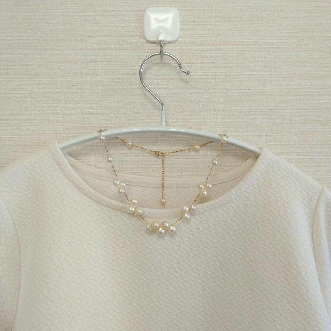 Akoya pearl necklace with flower-shaped pearls in gold color on stainless steel chain