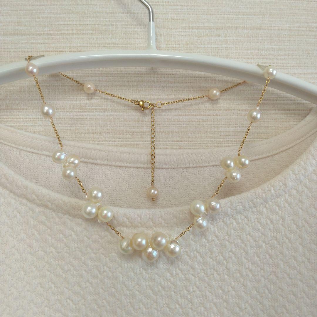 Akoya pearl necklace with flower-shaped pearls in gold color on stainless steel chain