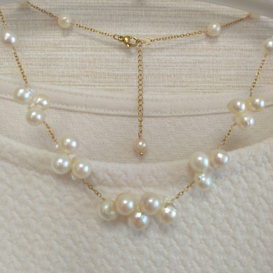 Akoya pearl necklace with flower-shaped pearls in gold color on stainless steel chain