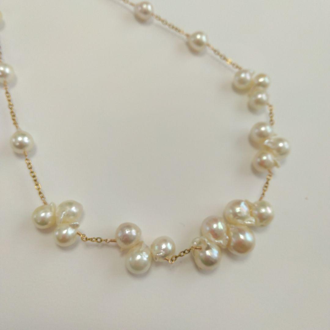 Akoya pearl necklace with flower-shaped pearls in gold color on stainless steel chain