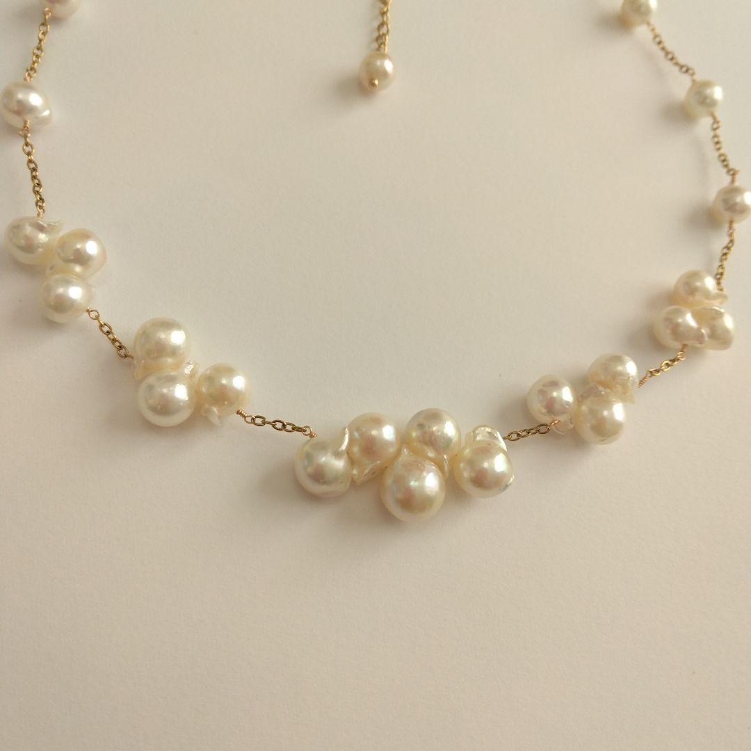 Akoya pearl necklace with flower-shaped pearls in gold color on stainless steel chain