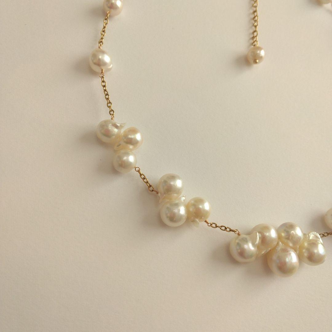 Akoya pearl necklace with flower-shaped pearls in gold color on stainless steel chain