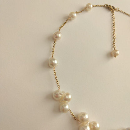 Akoya pearl necklace with flower-shaped pearls in gold color on stainless steel chain