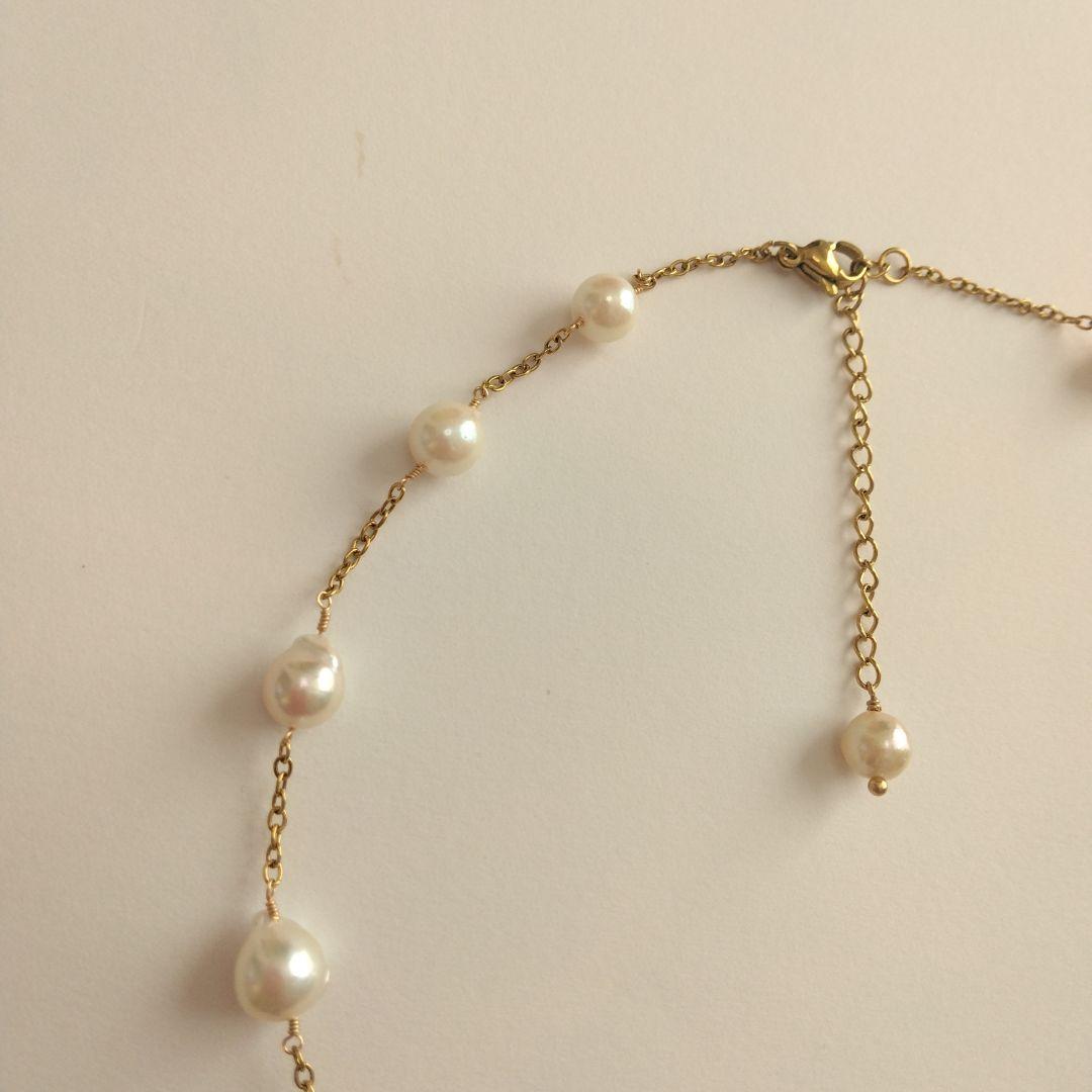 Akoya pearl necklace with flower-shaped pearls in gold color on stainless steel chain