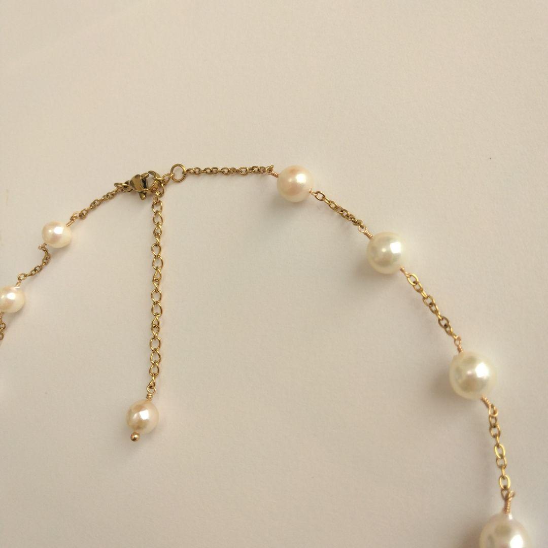 Akoya pearl necklace with flower-shaped pearls in gold color on stainless steel chain