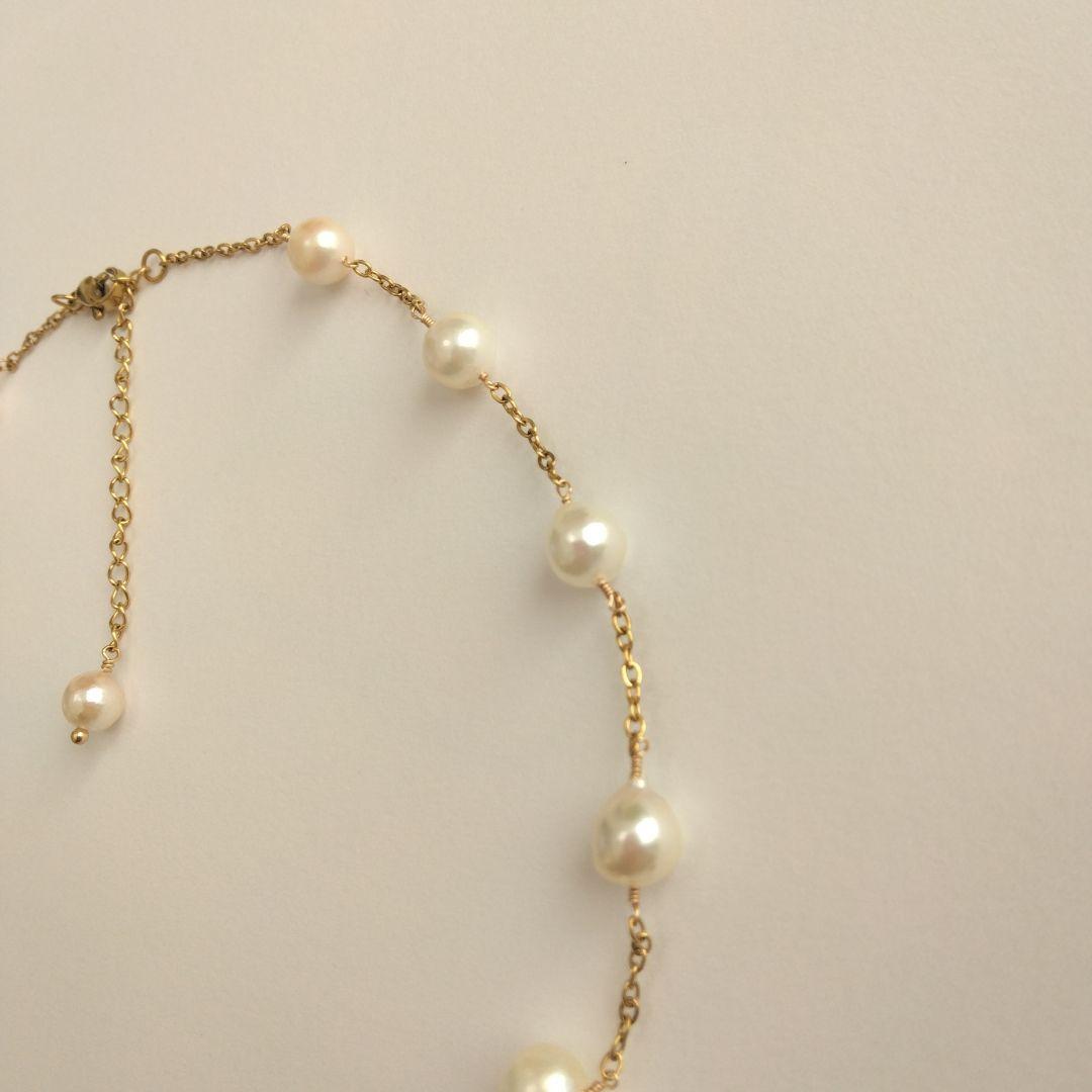 Akoya pearl necklace with flower-shaped pearls in gold color on stainless steel chain