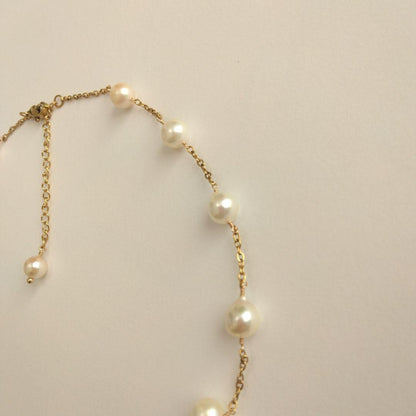 Akoya pearl necklace with flower-shaped pearls in gold color on stainless steel chain