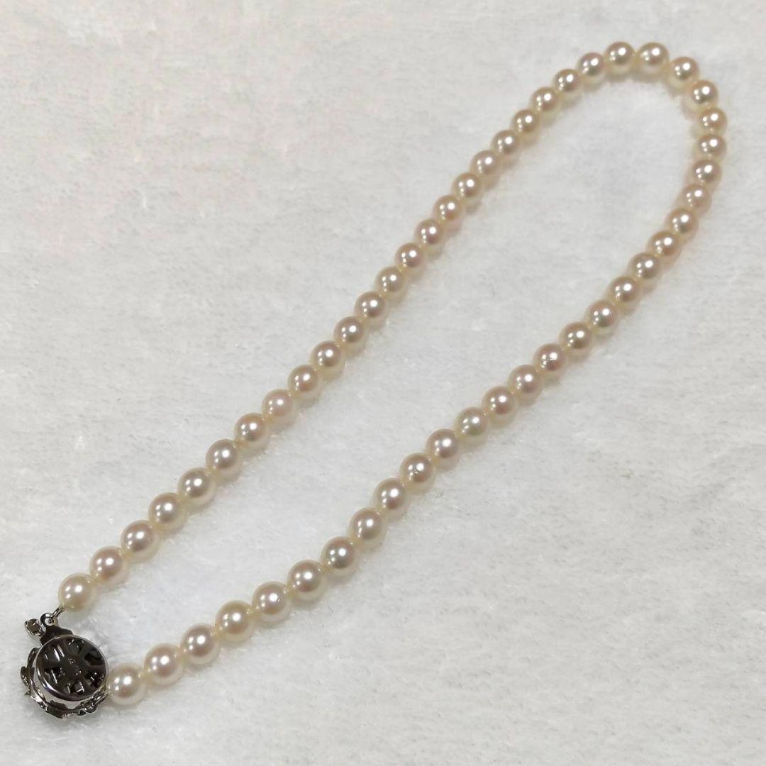Akoya pearl necklace with 7mm round pearls and silver marking, 36cm length, displayed on white background