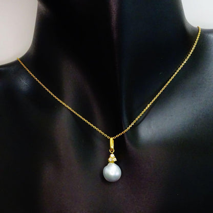 18K gold necklace with gray Akoya pearls and three small diamonds totaling 0.03 ct, 40cm length