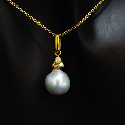 18K gold necklace with gray Akoya pearls and three small diamonds totaling 0.03 ct, 40cm length