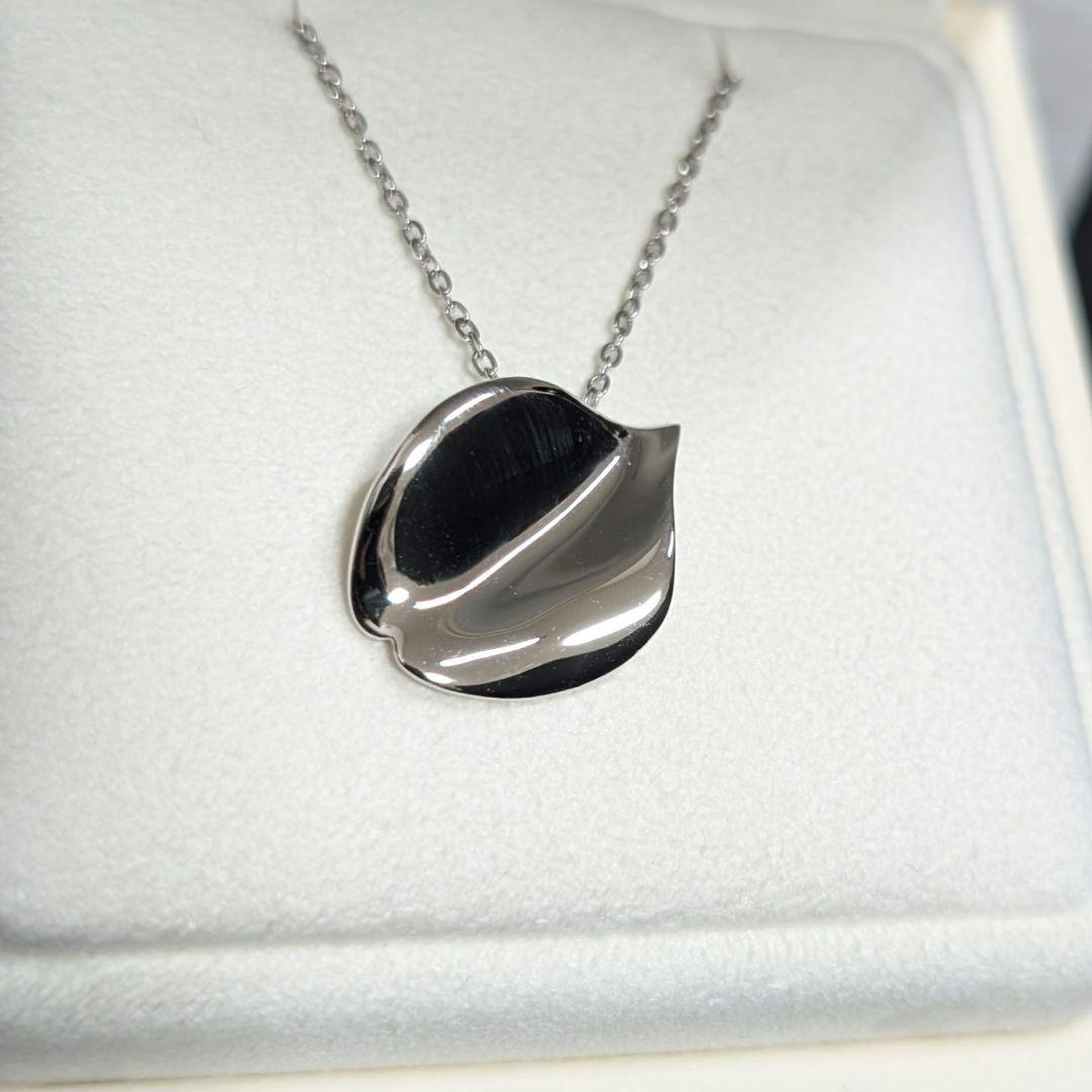 Mikimoto silver necklace pendant with petal metal design on a 50 cm chain