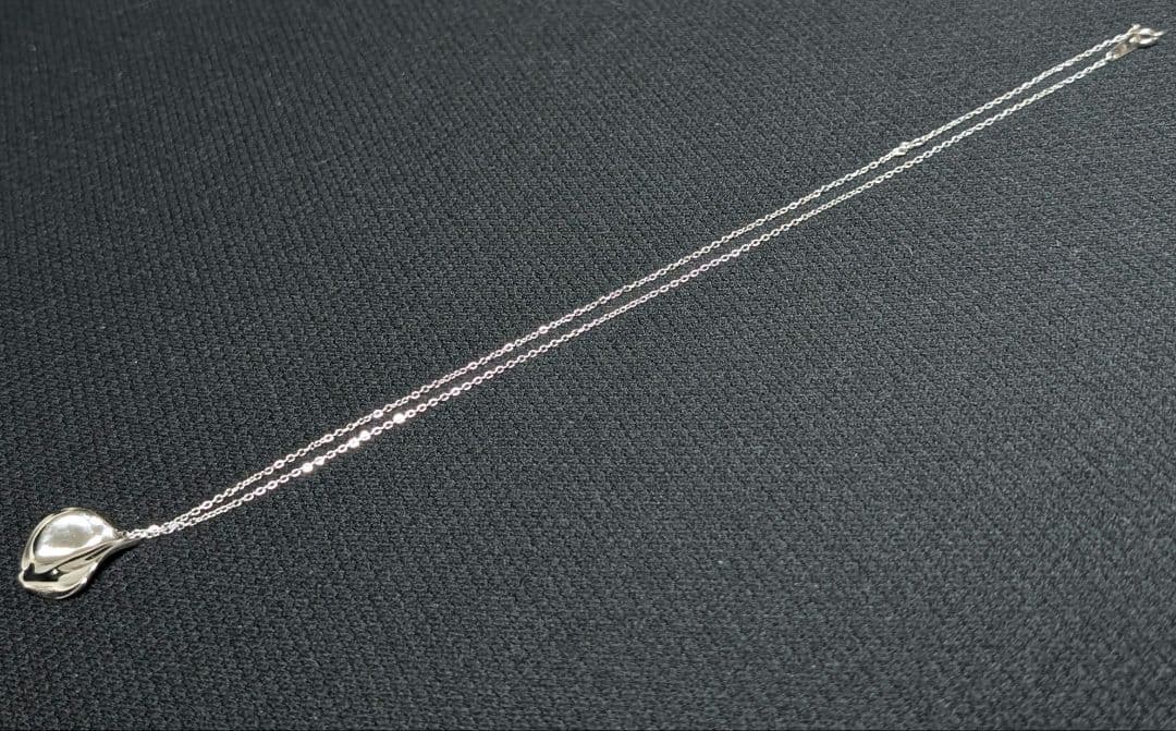 Mikimoto silver necklace pendant with petal metal design on a 50 cm chain