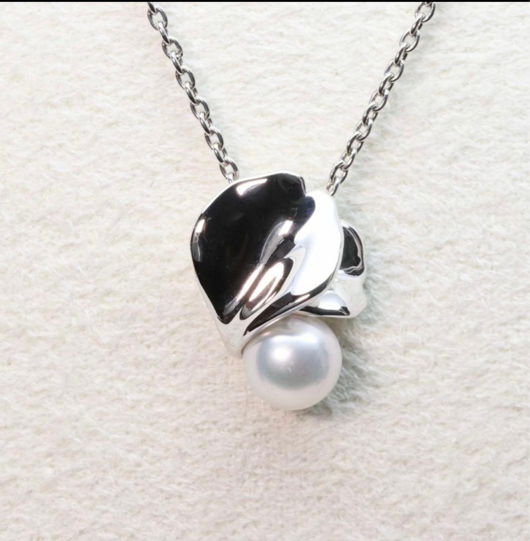 Mikimoto Silver Vendome Petal Necklace featuring a single pearl on silver petals, displayed on white background