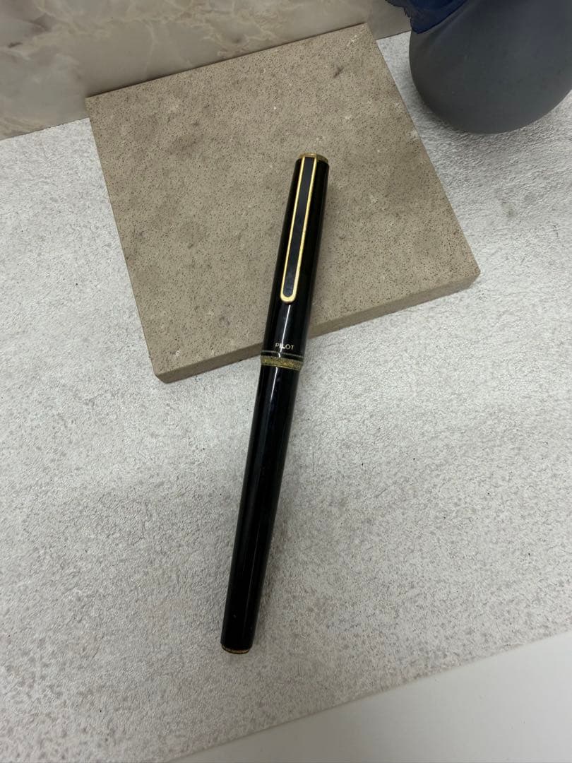 P32 14K 585 Pilot fountain pen with gold nib and sleek design