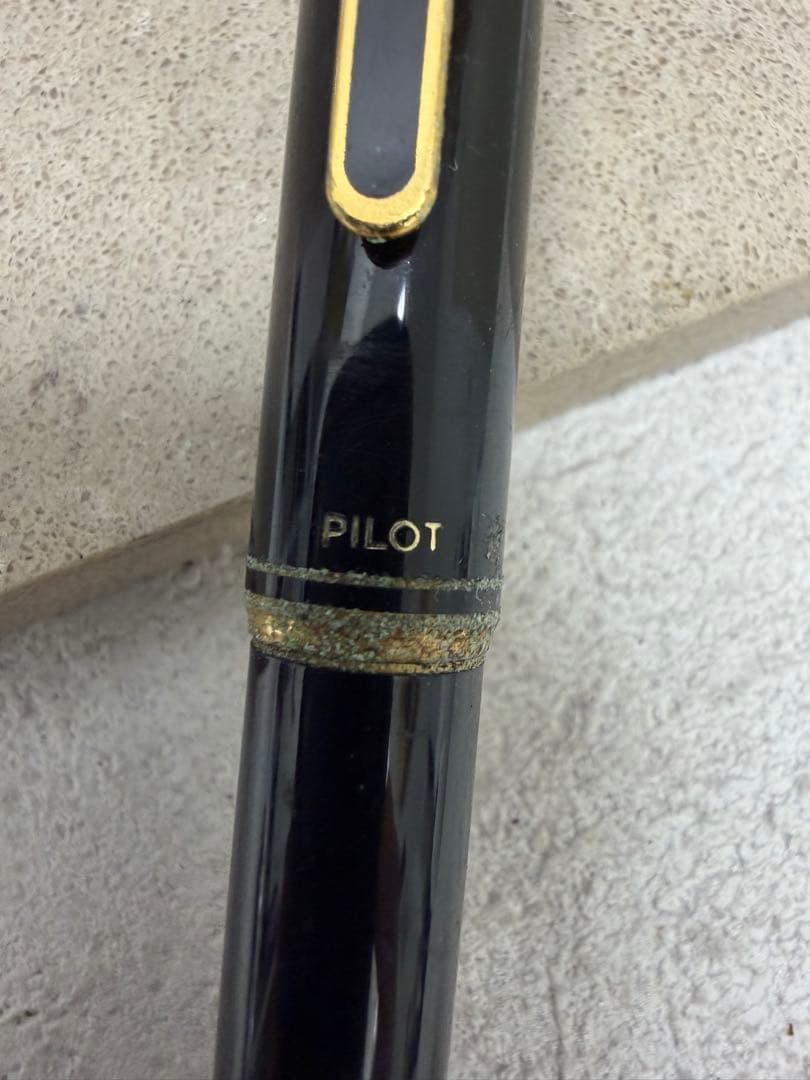 P32 14K 585 Pilot fountain pen with gold nib and sleek design