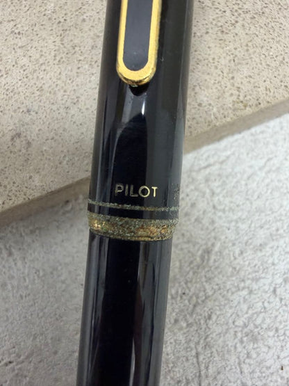 P32 14K 585 Pilot fountain pen with gold nib and sleek design