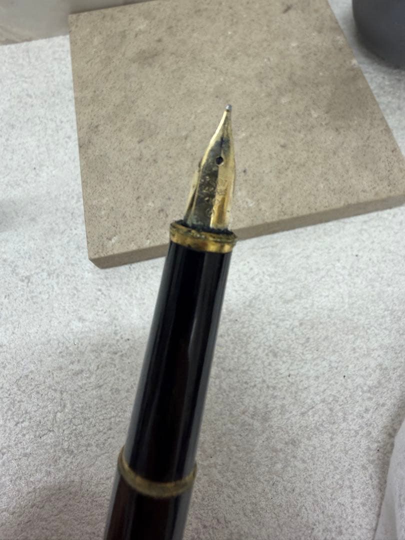 P32 14K 585 Pilot fountain pen with gold nib and sleek design