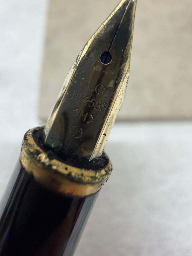 P32 14K 585 Pilot fountain pen with gold nib and sleek design