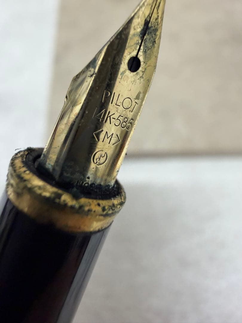 P32 14K 585 Pilot fountain pen with gold nib and sleek design