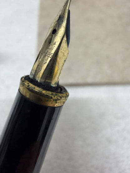 P32 14K 585 Pilot fountain pen with gold nib and sleek design