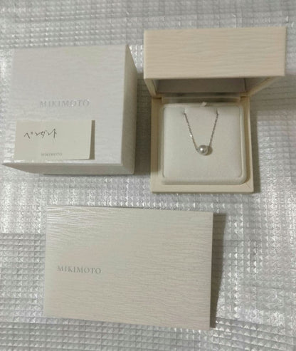 MIKIMOTO 18K white gold pendant in 8mm size on a delicate chain