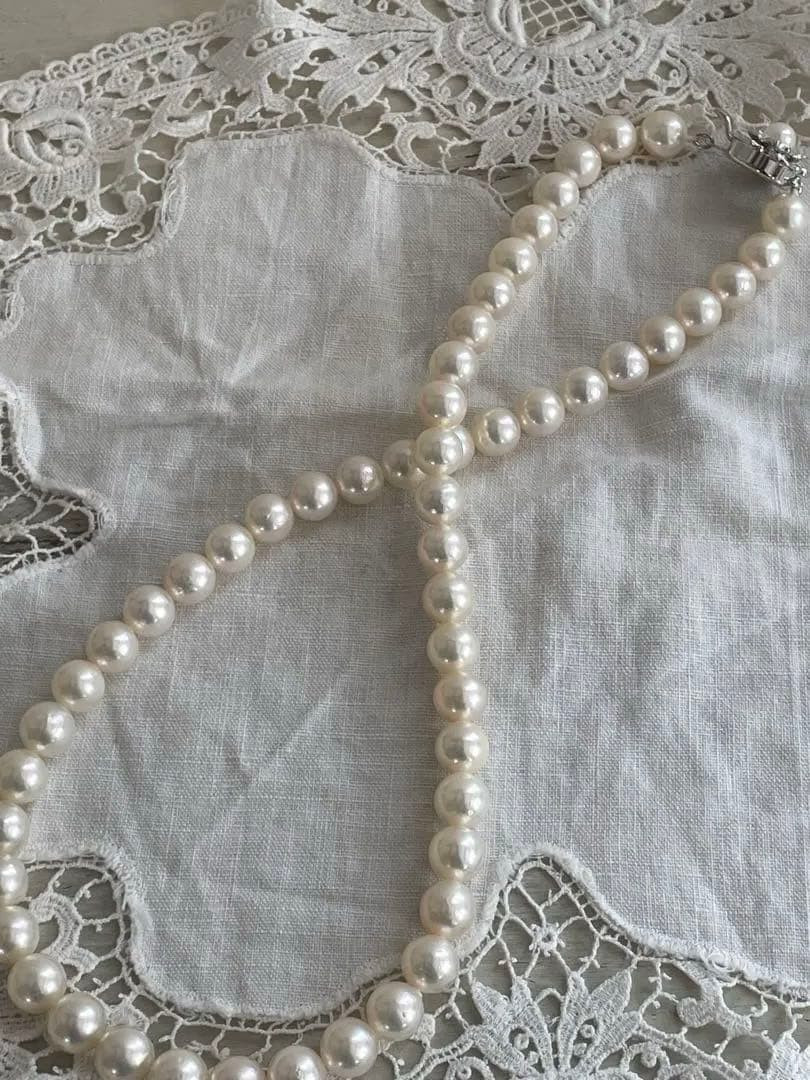 Akoya pearl necklace with 7.5-8mm white pink pearls and silver clasp displayed on white background