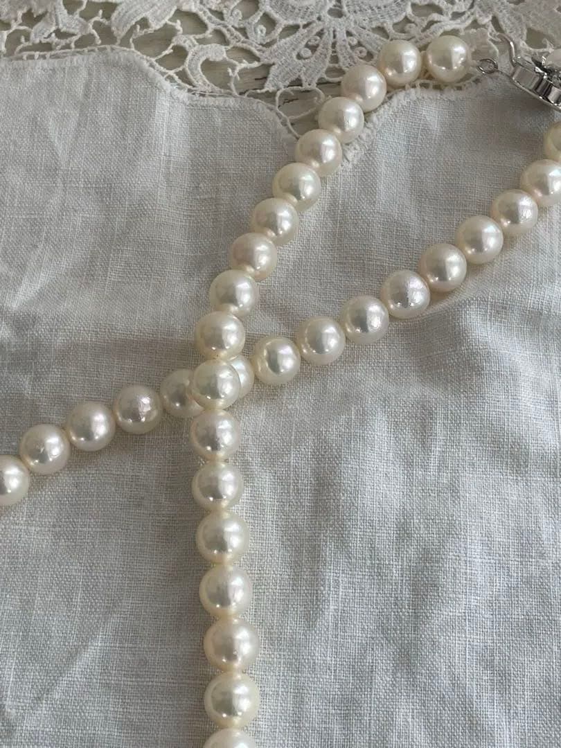 Akoya pearl necklace with 7.5-8mm white pink pearls and silver clasp displayed on white background