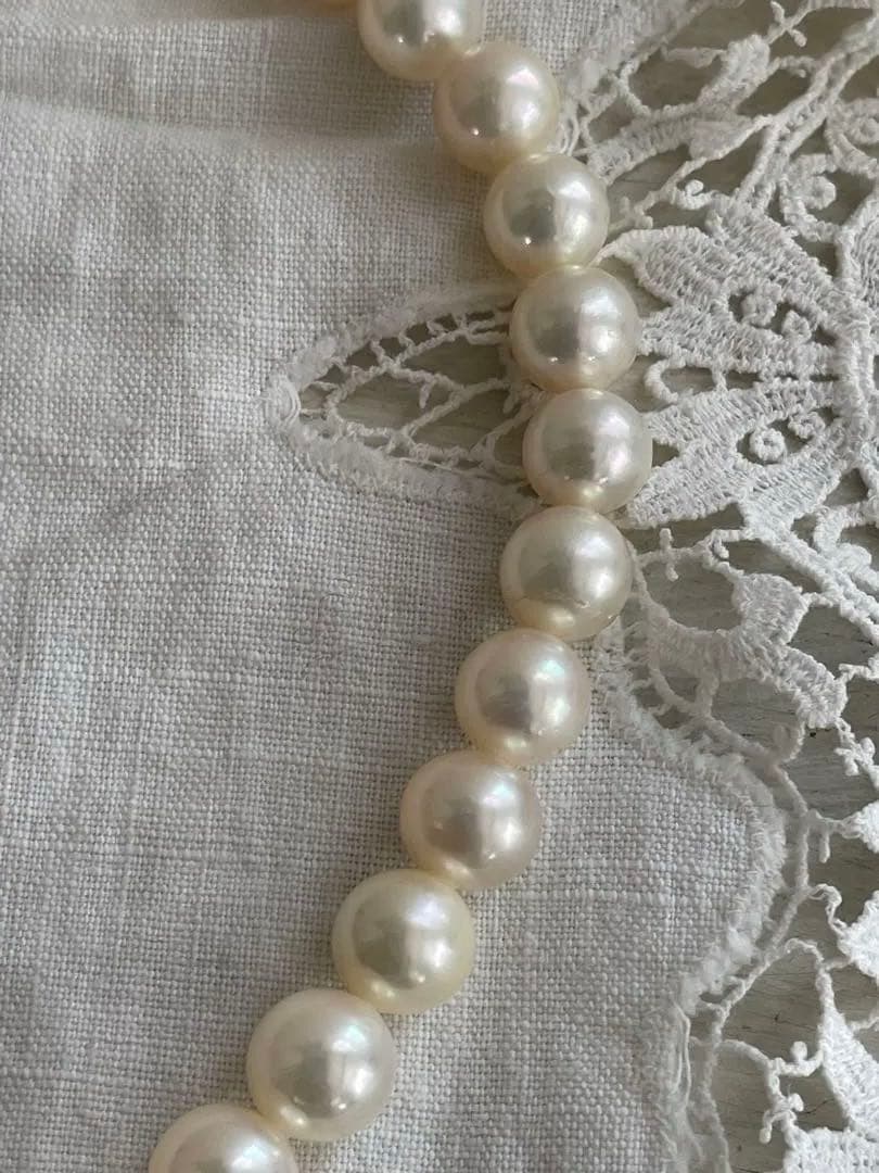 Akoya pearl necklace with 7.5-8mm white pink pearls and silver clasp displayed on white background