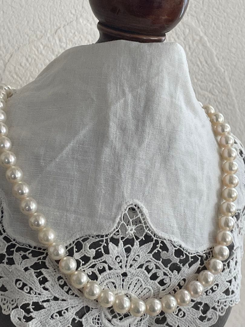 Akoya pearl necklace with 7.5-8mm white pink pearls and silver clasp displayed on white background
