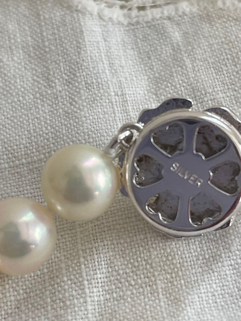 Akoya pearl necklace with 7.5-8mm white pink pearls and silver clasp displayed on white background