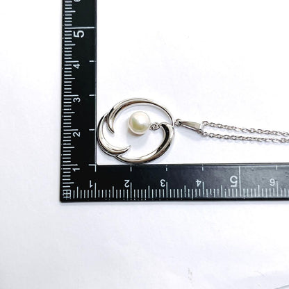 Mikimoto pearl necklace pendant featuring 6.4mm pearls set on a 45cm silver chain weighing 4.5g