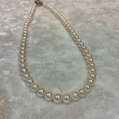 Akoya pearl necklace with white pearls 6.5-6.9mm and silver flower motif clasp, 44cm length