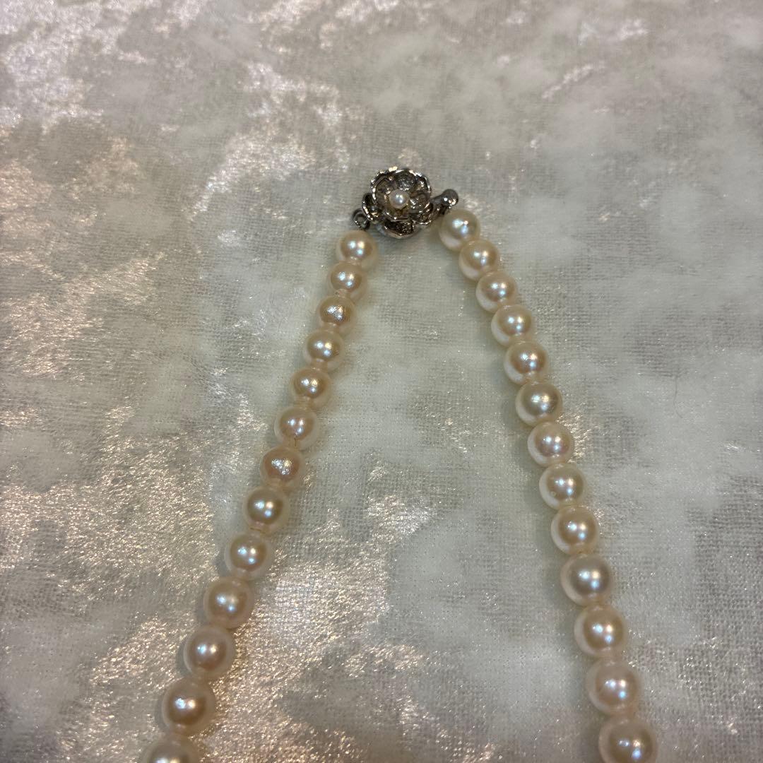 Akoya pearl necklace with white pearls 6.5-6.9mm and silver flower motif clasp, 44cm length