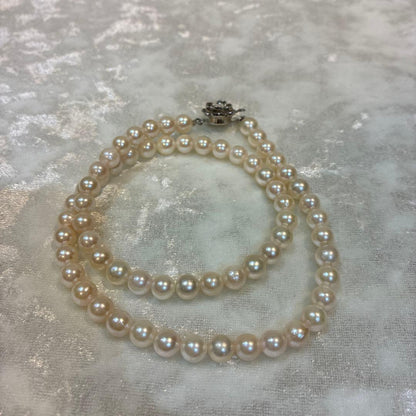 Akoya pearl necklace with white pearls 6.5-6.9mm and silver flower motif clasp, 44cm length