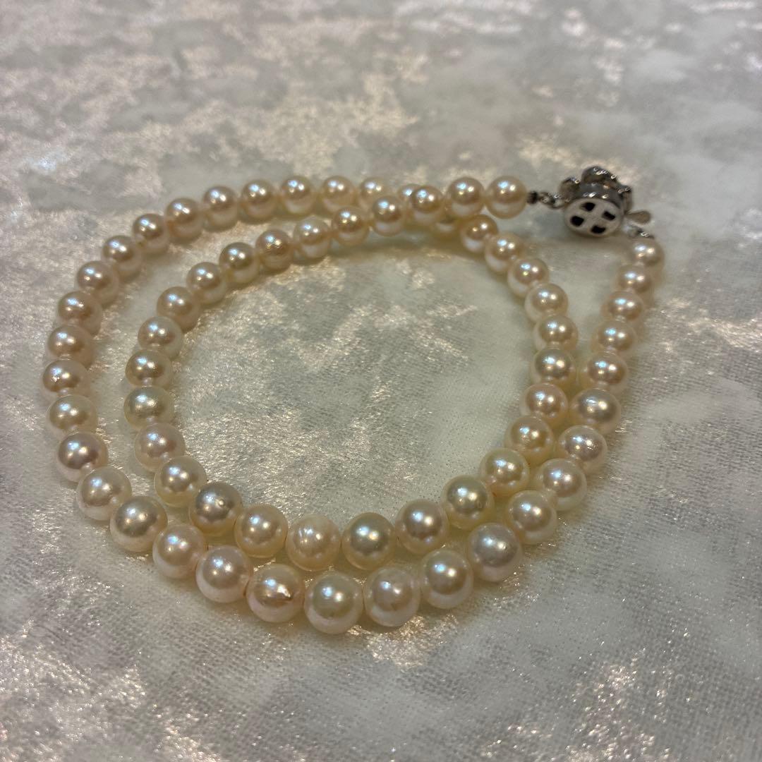 Akoya pearl necklace with white pearls 6.5-6.9mm and silver flower motif clasp, 44cm length