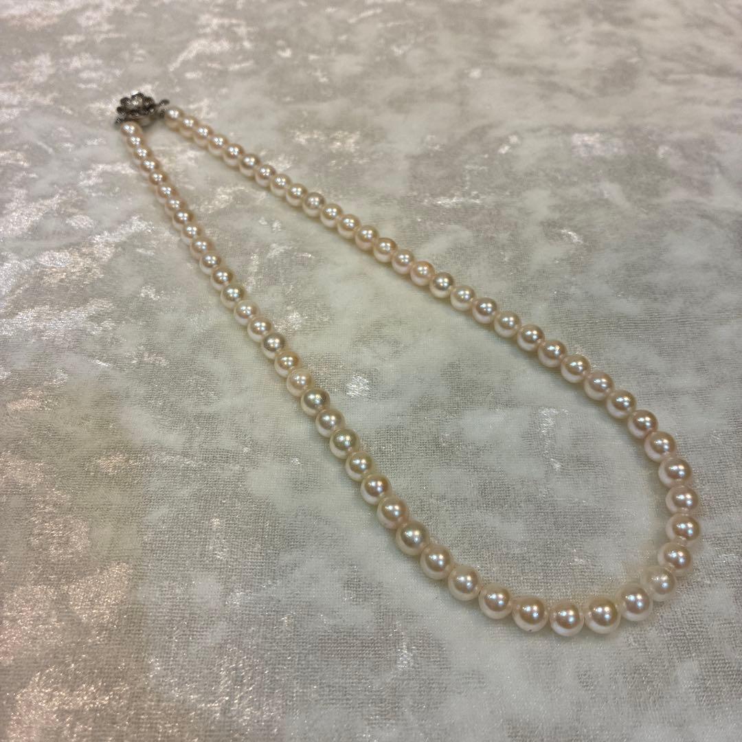 Akoya pearl necklace with white pearls 6.5-6.9mm and silver flower motif clasp, 44cm length