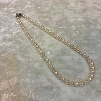 Akoya pearl necklace with white pearls 6.5-6.9mm and silver flower motif clasp, 44cm length