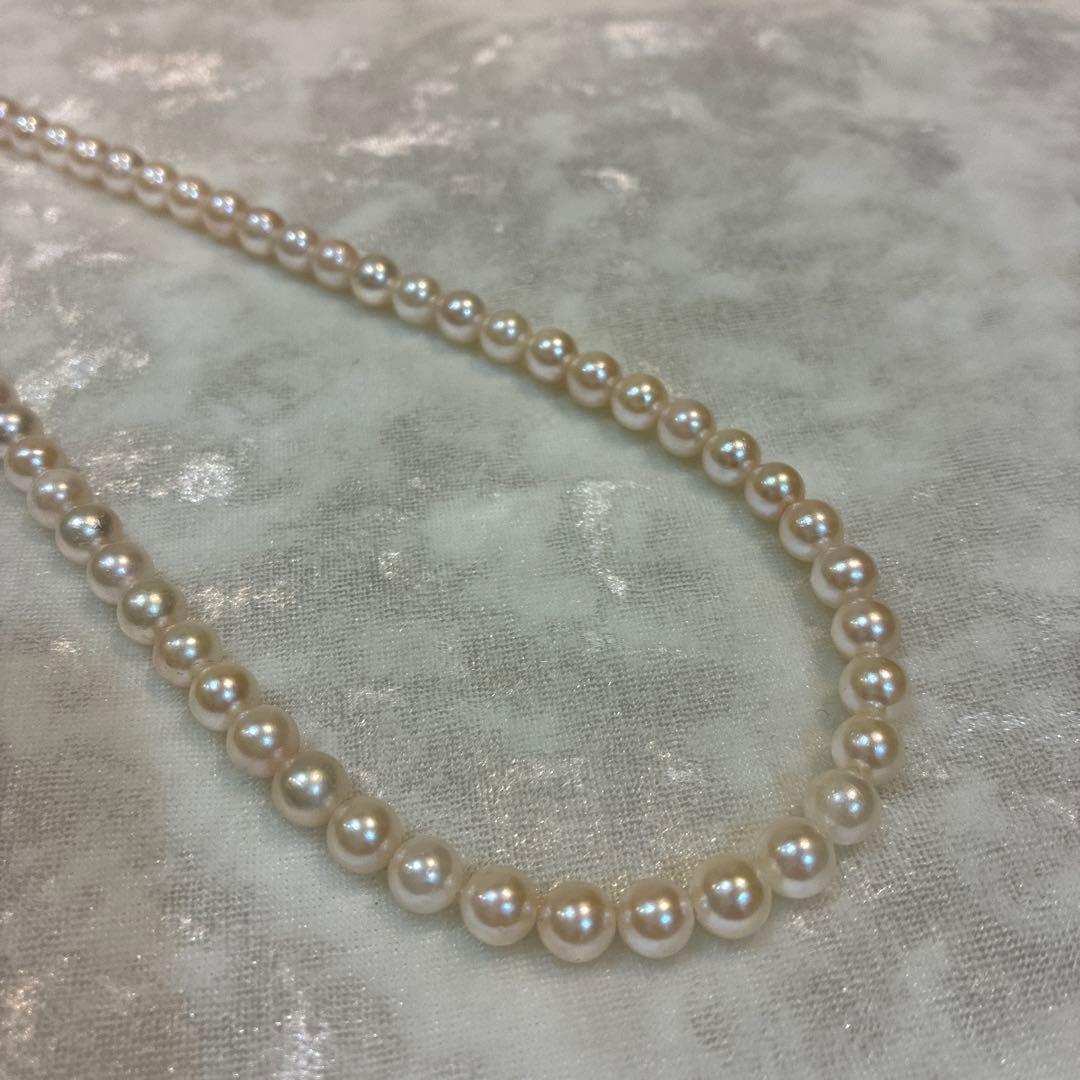 Akoya pearl necklace with white pearls 6.5-6.9mm and silver flower motif clasp, 44cm length
