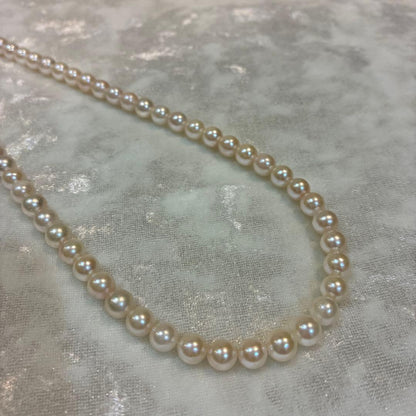 Akoya pearl necklace with white pearls 6.5-6.9mm and silver flower motif clasp, 44cm length