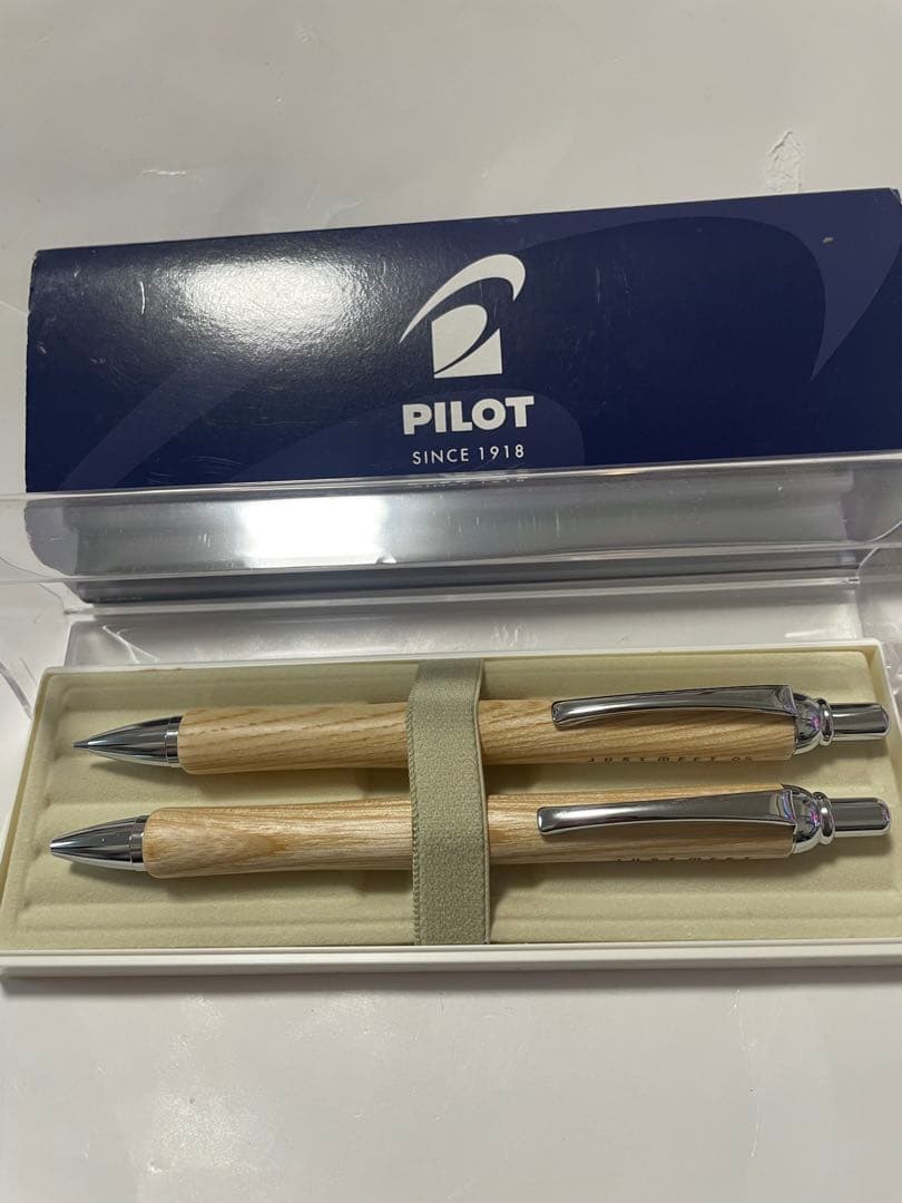 Pilot Jastmeet mechanical pencil and ballpoint pen set made of wood, unused and neatly displayed