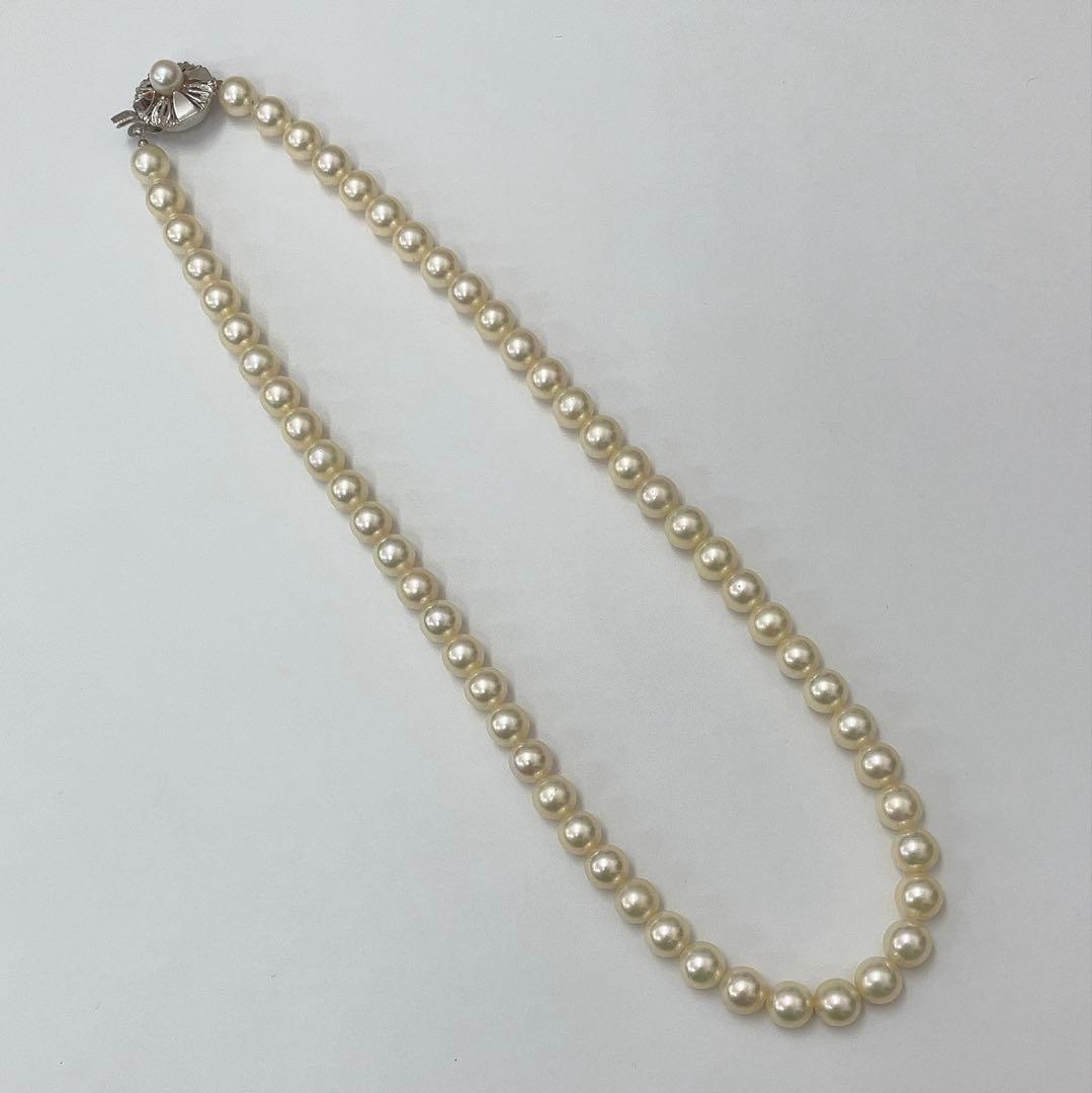 Akoya pearl necklace with approximately 7.5 mm pearls measuring 43 cm in length