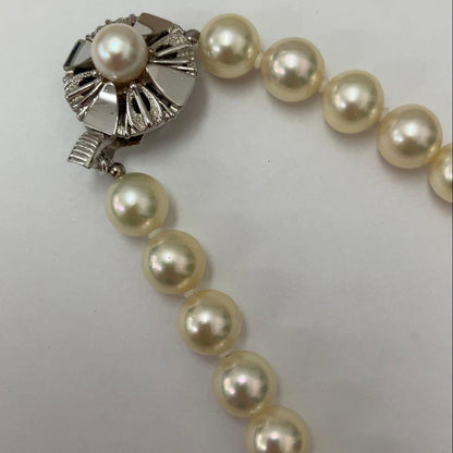 Akoya pearl necklace with approximately 7.5 mm pearls measuring 43 cm in length