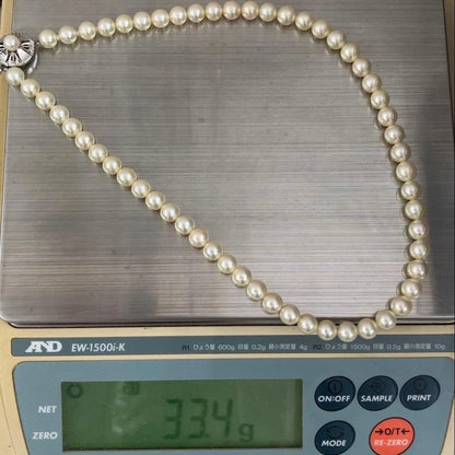 Akoya pearl necklace with approximately 7.5 mm pearls measuring 43 cm in length