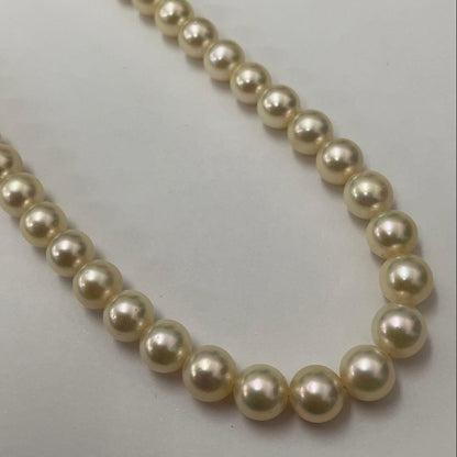 Akoya pearl necklace with approximately 7.5 mm pearls measuring 43 cm in length