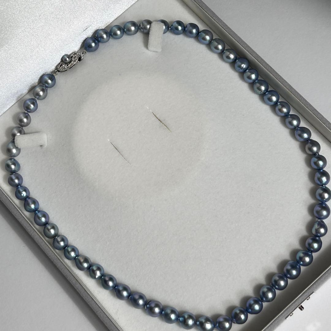 Akoya pearl necklace featuring baroque pearls with blue tint, 8.9mm size, 55.5cm length, silver clasp