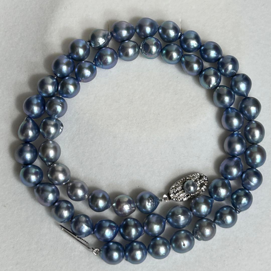 Akoya pearl necklace featuring baroque pearls with blue tint, 8.9mm size, 55.5cm length, silver clasp